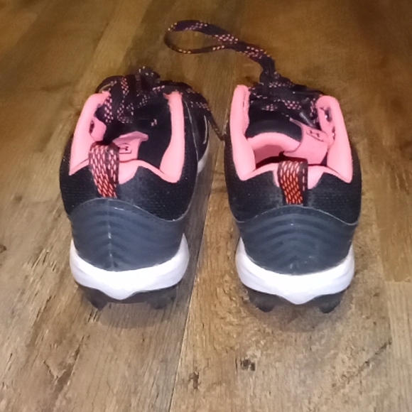 Lightly used beautiful pair of girls under armor sneaker/cleats - Picture 3 of 4